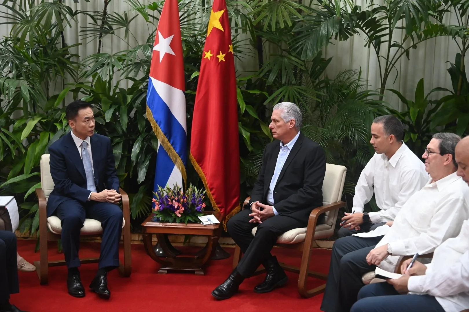 Reunião do Presidente da República de Cuba, Miguel Díaz-Canel Bermúdez, junto ao embaixador chinês em Havana, Hua Xin.