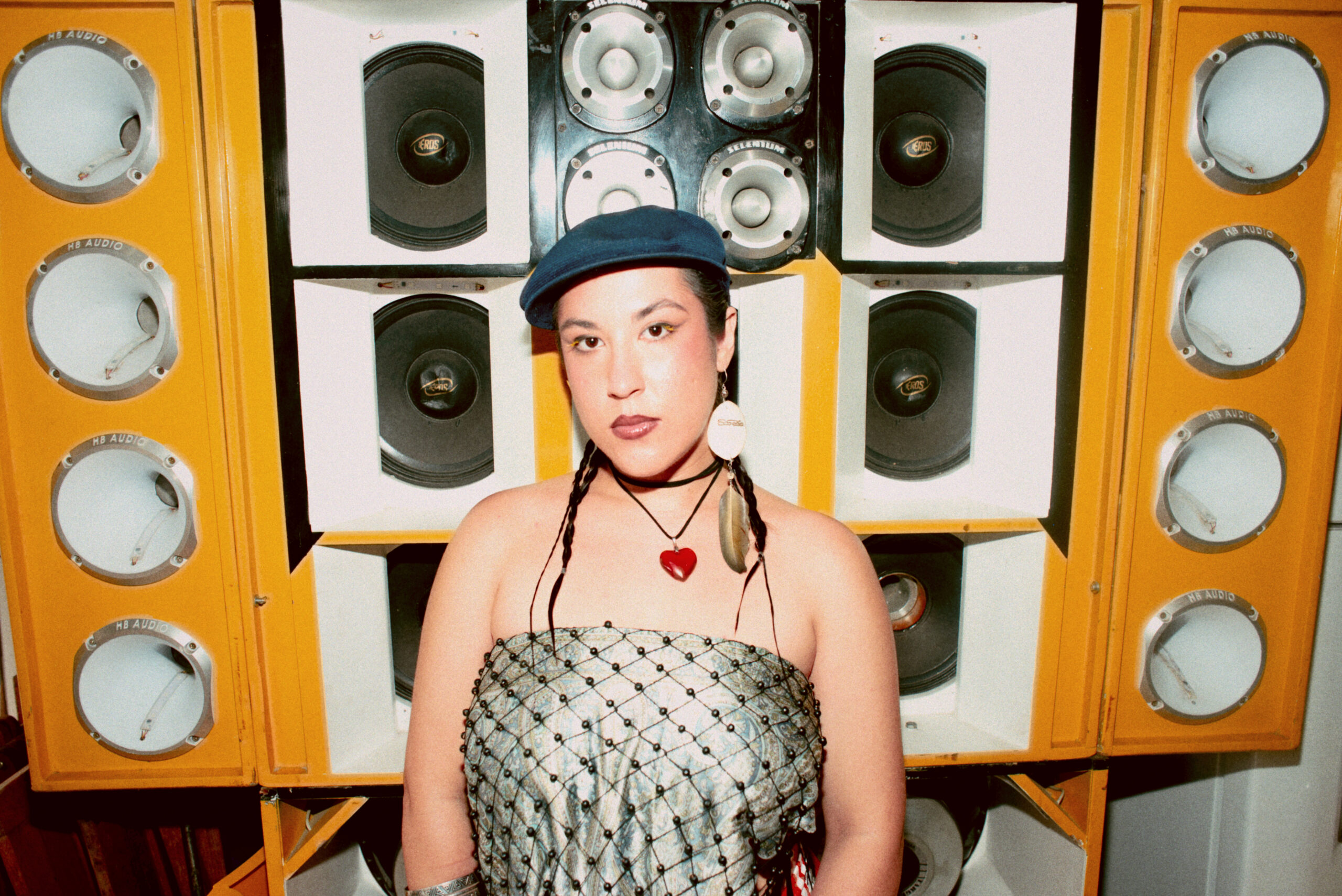As influências que atravessam o trabalho incluem carimbó, brega, côco, reggae, dancehall, rap/hip hop, bullerengue, cumbia, bolero, reggaeton e música eletrônica