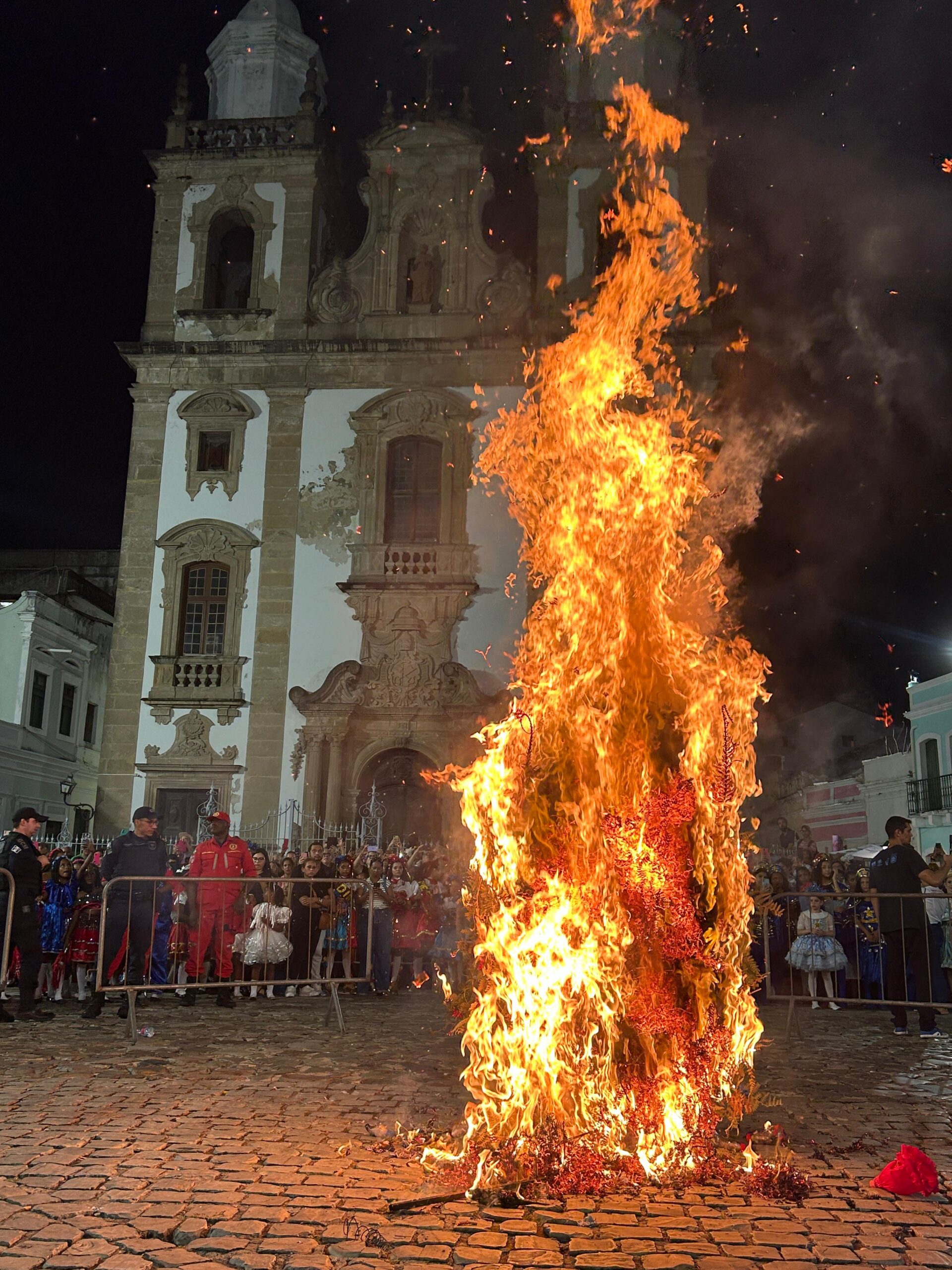 A Lapinha é formada por folhagens secas e incensos, consagrando desejos e esperanças
