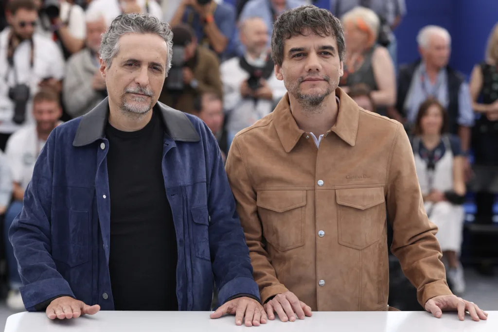 Kleber Mendonça Filho e Wagner Moura, diretor e protagonista de 'O Agente Secreto' – foto: Valery Hache/AFP