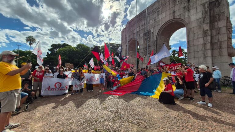 Protesto em Porto Alegre repudia ataques dos EUA à Venezuela e denuncia ofensiva imperialista 