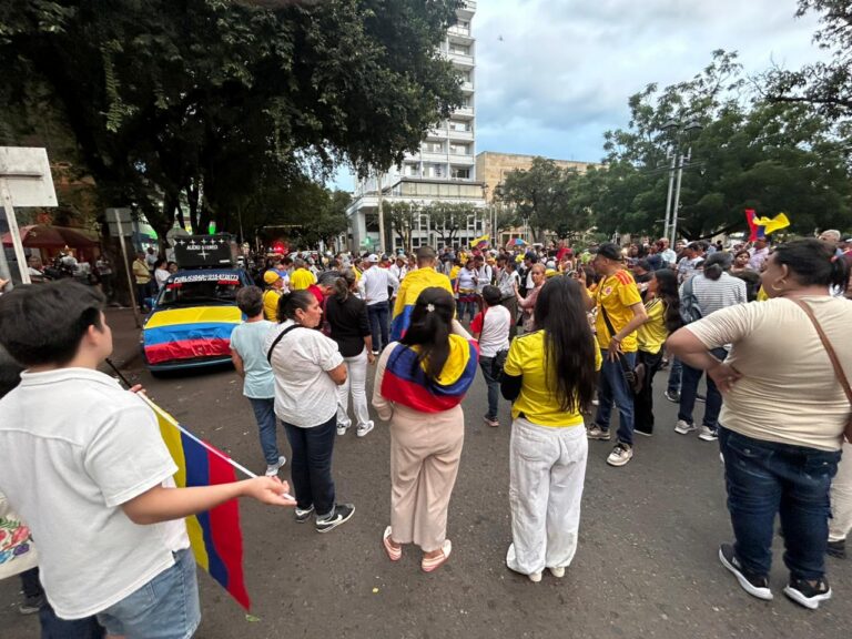Trump e Petro falam ao telefone e presidente colombiano defende diálogo com EUA por paz