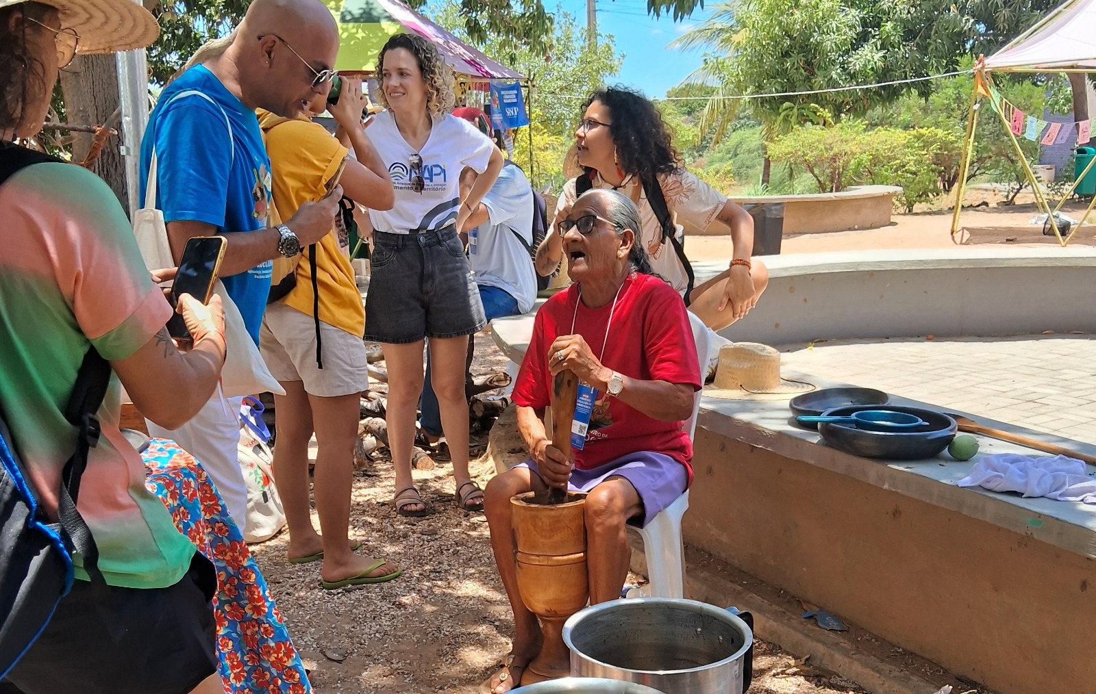 Dona Conceição, mestra da cultura alimentar do município de Fortim (CE) e guardiã dos saberes e sementes tradicionais da sua comunidade, ensina como fazer o café de manjerioba