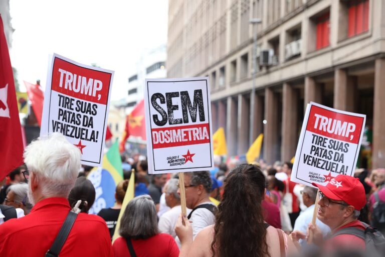 Ato em defesa da soberania latino-americana reúne manifestantes em Porto Alegre