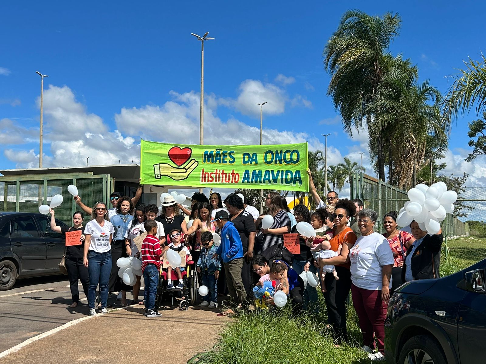 Em frente ao Hospital da Criança de Brasília, mães cobram urgência no tratamento