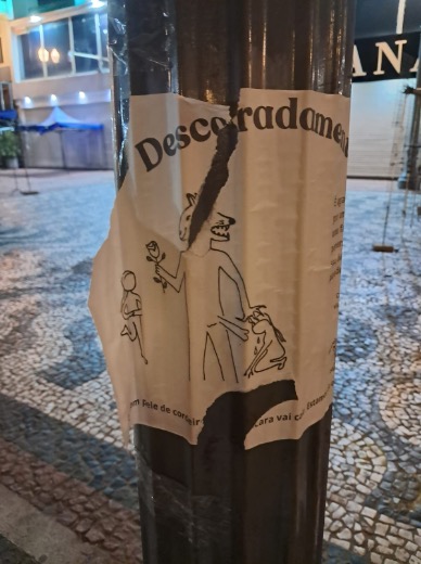 Campanha de colagem dos cartazes (lambes) em Porto Alegre