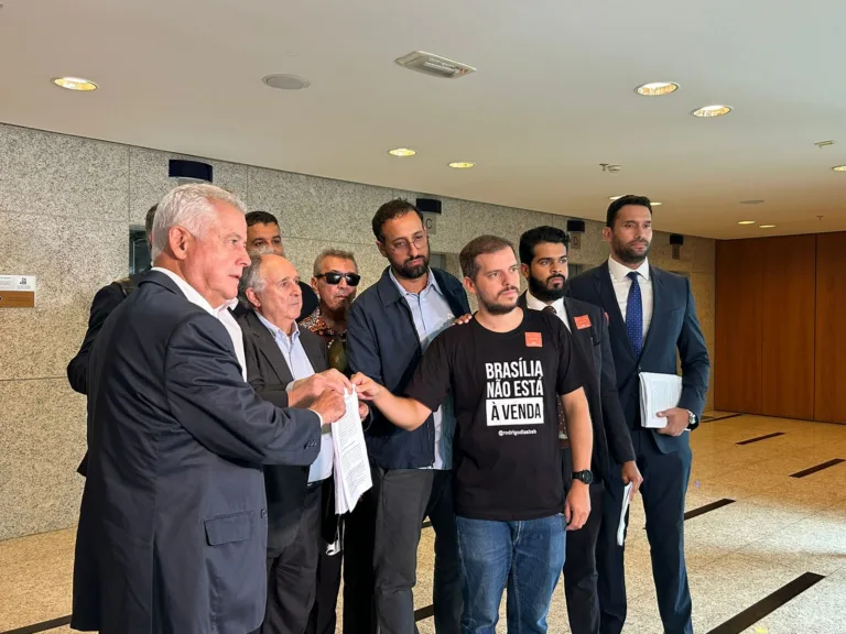 Oposição protocola pedido de impeachment contra Ibaneis Rocha na CLDF