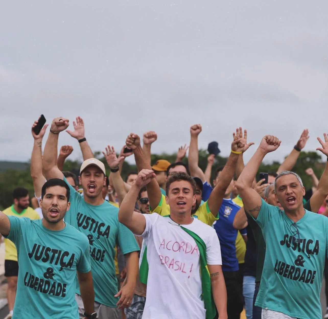 Nikolas Ferreira à frente da marcha questionada pela PRF