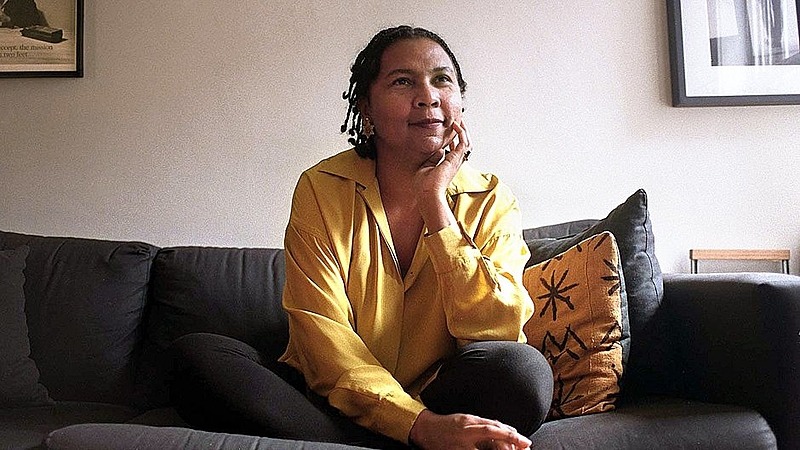 Uma das autoras em que Kalil se inspira é a bell hooks, para examinar como as suas produções constituíram verdadeiras “guerrilhas simbólicas” no campo das artes e da teoria