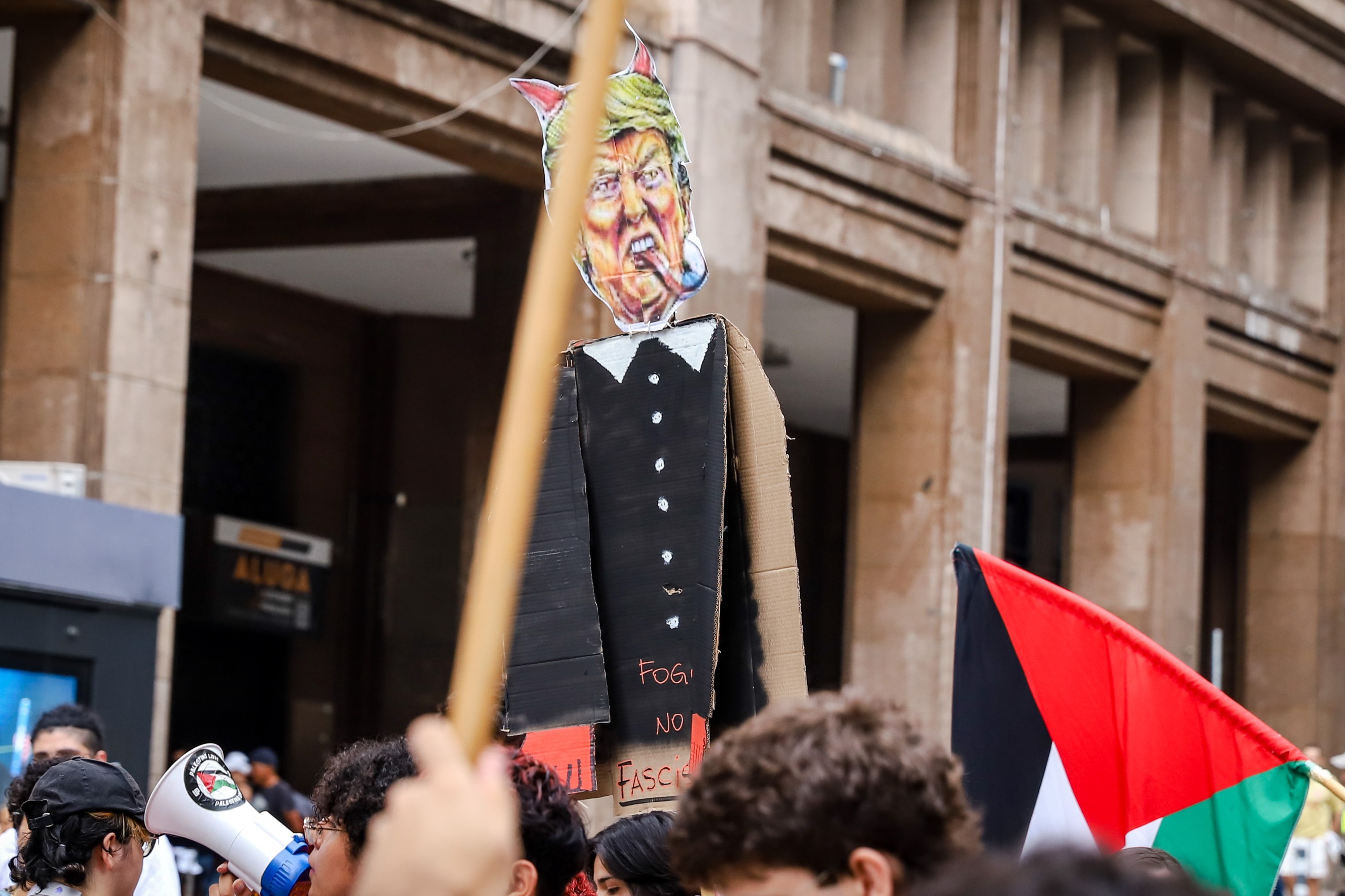 Manifestantes se concentram na Esquina Democrática e caminham até o Palácio Piratini em ato por soberania