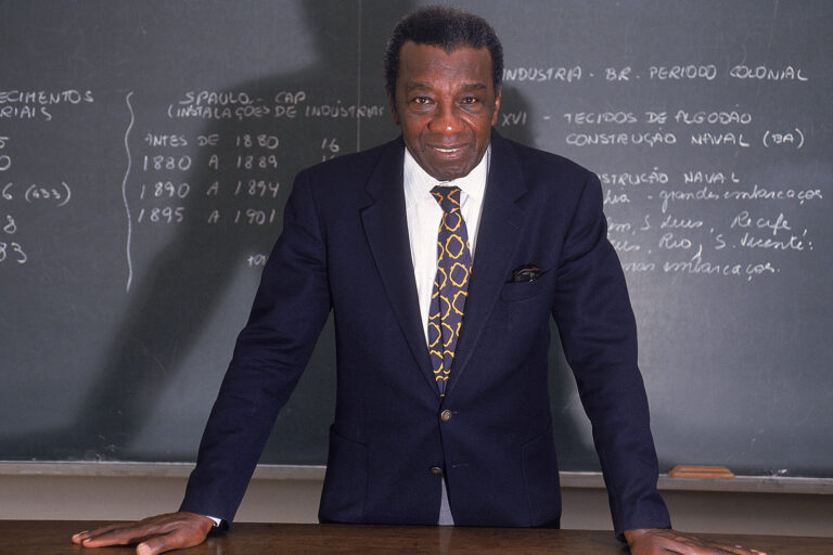 Milton Santos nos ensinou a ver a América Latina no mundo, diz neta no centenário do geógrafo