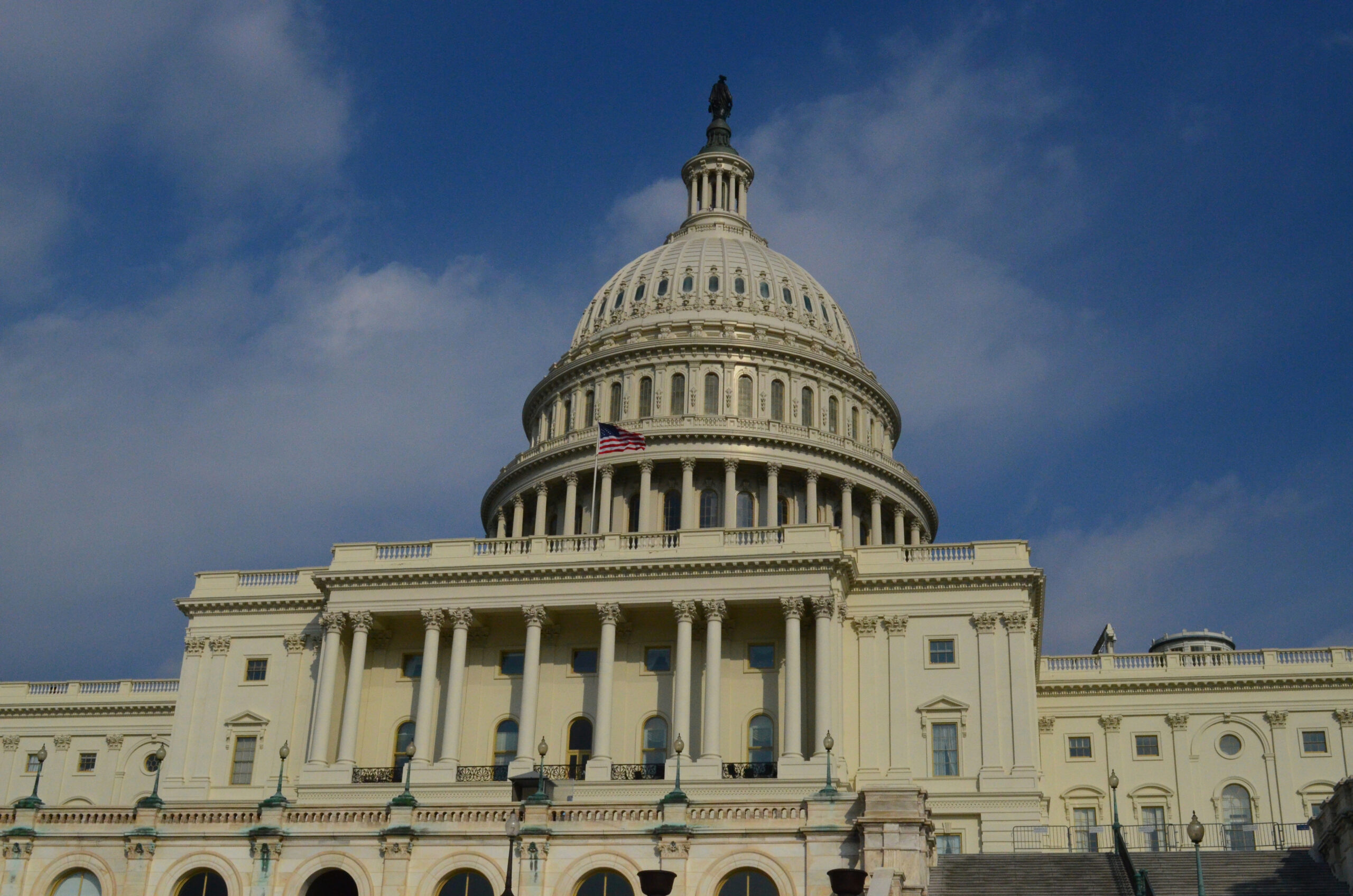 bandeira dos EUA no edificio capitolio em washington