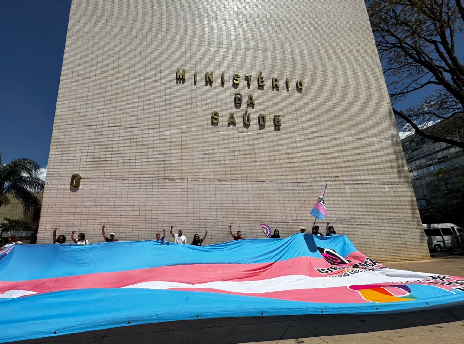 Apesar de leis que reconhecem a identidade de gênero, o DF ainda não possui Protocolo Clínico específico para o atendimento integral de pessoas trans na rede pública de saúde.