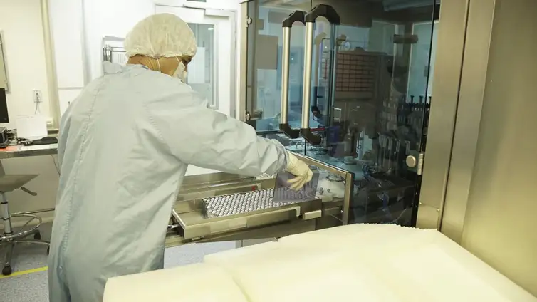 Controle de Qualidade interno de Bio-Manguinhos durante a produção das vacinas contra covid-19