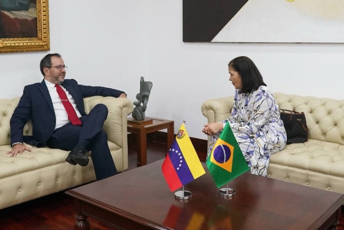 Yvan Gil conversa com Glivânia Maria de Oliveira