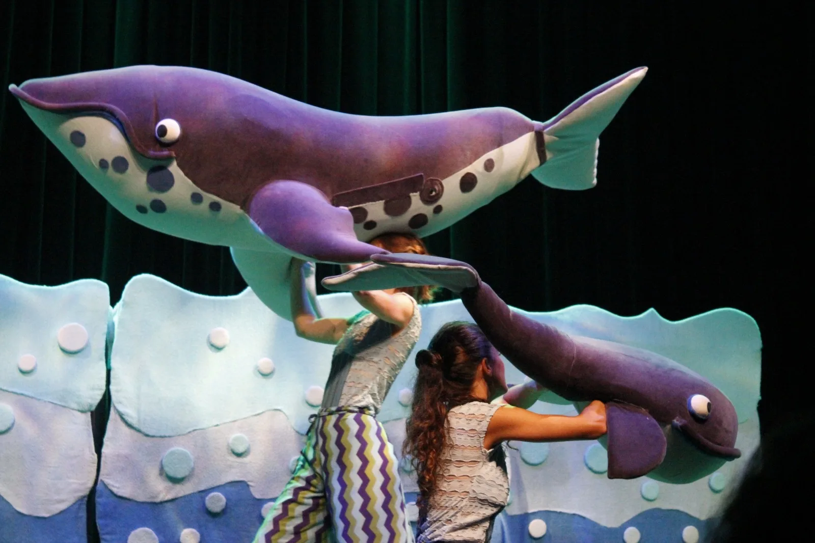 O espetáculo 'Círculo de Baleias' faz parte da programação infantil da CAIXA Cultural