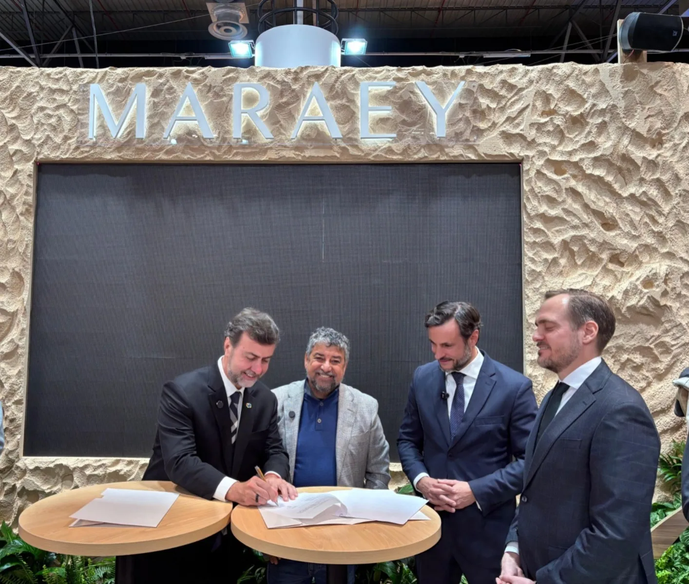O presidente da Embratur, Marcelo Freixo (esq.), assina protocolo de intenções ao lado do prefeito de Maricá Washington Quaquá com o Grupo Maraey