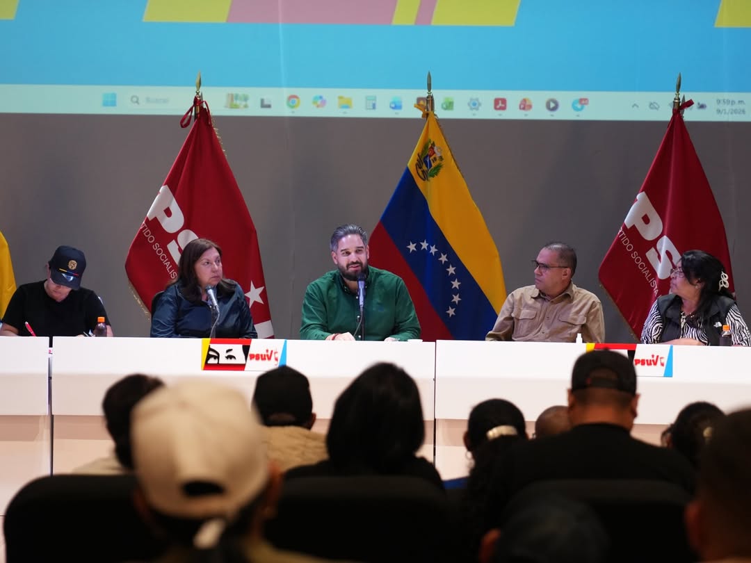 Nicolás Maduro Guerra (centro) divulga o primeiro comunicado do pai, o presidente da Venezuela. Nicolás Maduro. Ele e a primeira-dama, Cília Flores, foram sequestrados pelos Estados Unidos em 3 de janeiro
