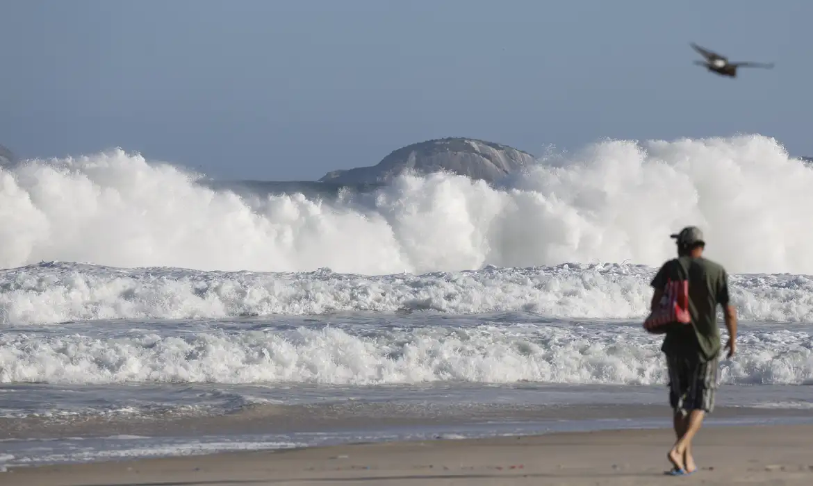 O mar está de ressaca com ondas que podem atingir até 3 metros de altura