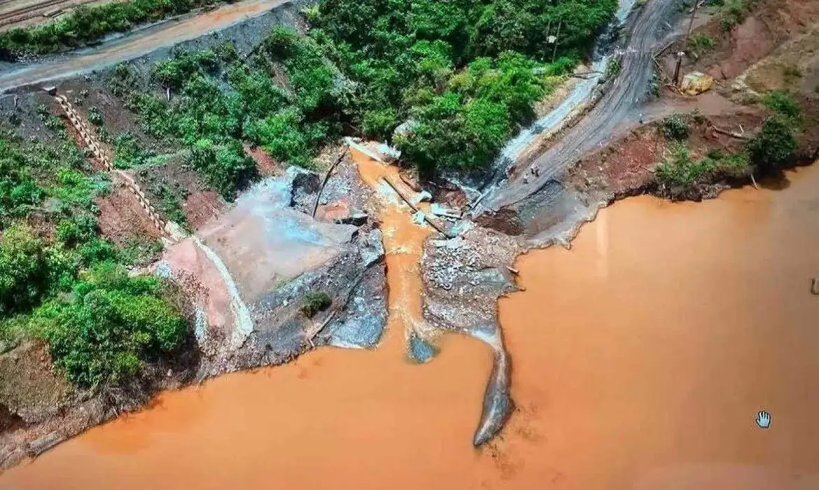 Vistoria encontra material de enxurrada na CSN Mineração. Foto: Prefeitura de Congonhas/Divulgação© Prefeitura de Congonhas/Divulgação