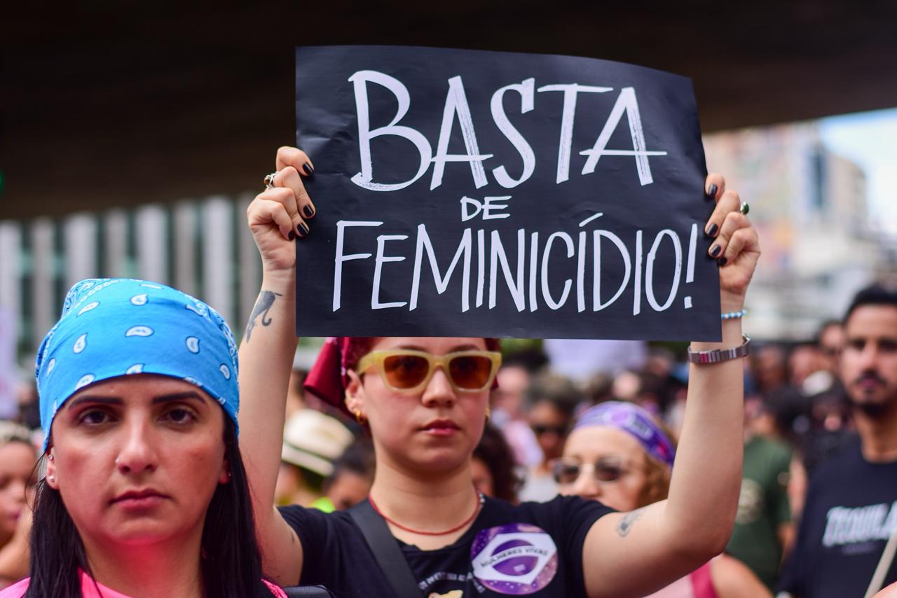 Em dezembro de 2025, mulheres levaram cartazes com palavras de ordem para a manifestação na avenida Paulista, em São Paulo (SP)