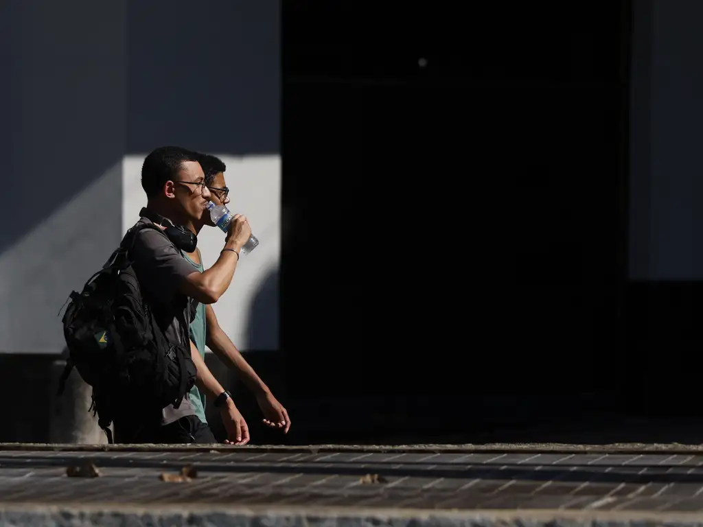 Dias de calor pedem hidratação constante. Entre 14 de dezembro de 2025 e 2 de janeiro de2026 a secretária do Estado de Saúde contabilizou 2,6 mil atendimentos por conta das altas temperaturas no início do verão