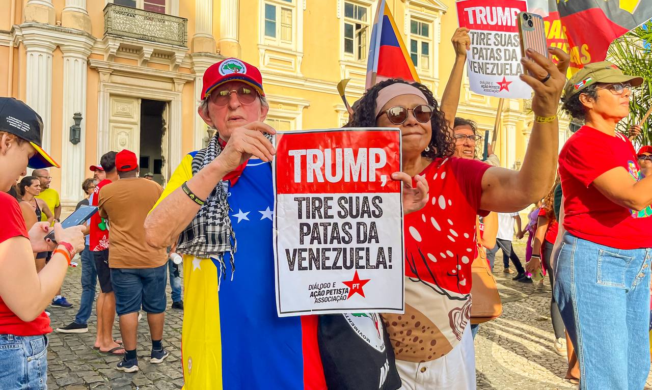 Manifestante segura cartaz com os dizeres: “Trump, tire suas patas da Venezuela”, durante ato do MST em Salvador (BA).