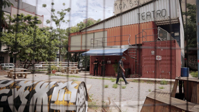 Prefeitura de SP reintegra posse de área do Teatro de Contêiner: 'Não merecemos isso'