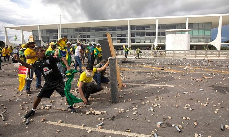 Manifestantes participam de ato em Brasília no Dia em Defesa da Democracia, instituído após os ataques de 8 de janeiro.