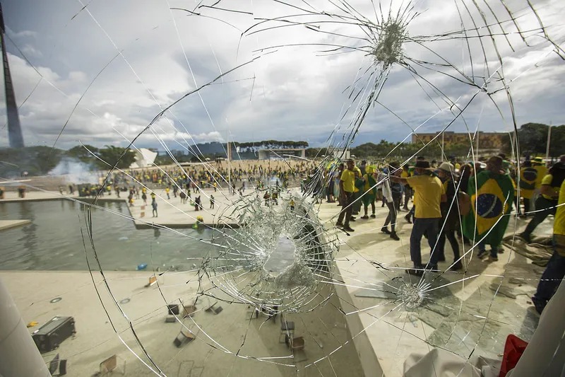 As propostas de pauta devem dialogar com o avanço da extrema direita e suas ameaças à democracia, aos direitos humanos e à diversidade