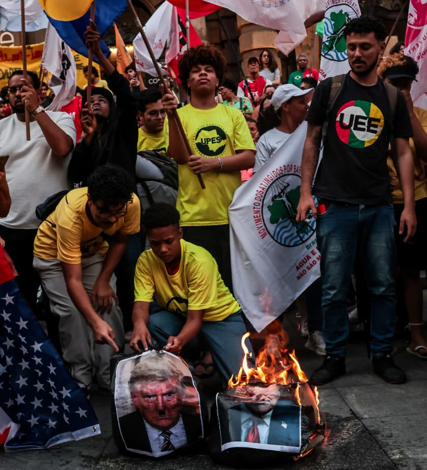 Manifestantes ateiam fogo em bandeiras dos EUA e fotografias de Trump