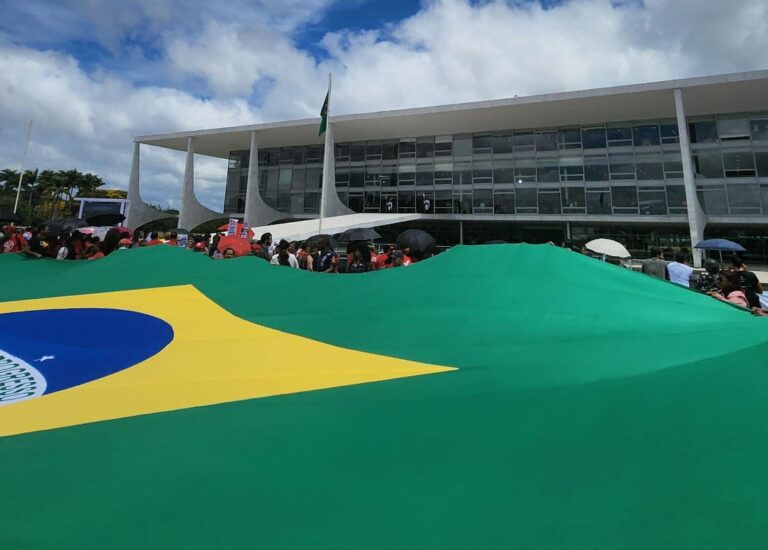 Movimentos se reúnem no Planalto para lembrar 8 de Janeiro e celebrar veto ao PL da Dosimetria