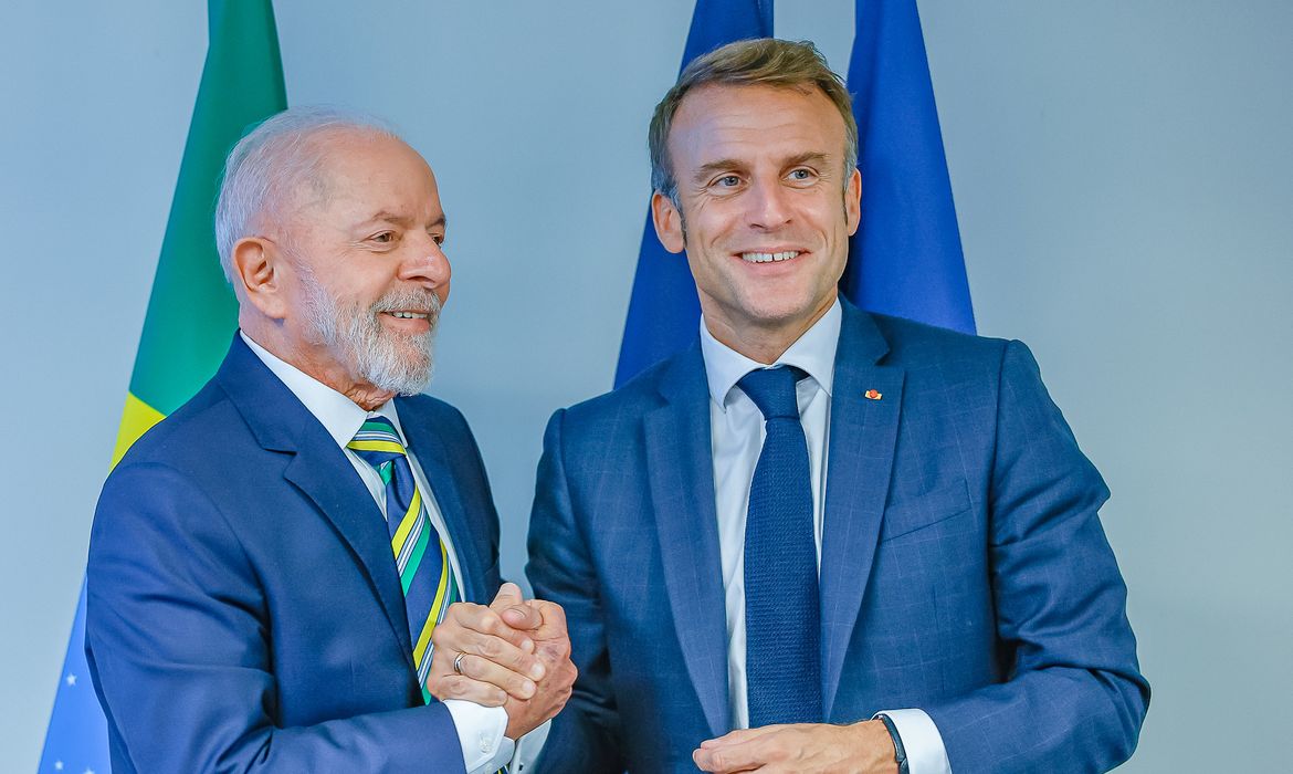 O presidente Luiz Inácio Lula da Silva ao lado do mandatário francês Emmanuel Macron