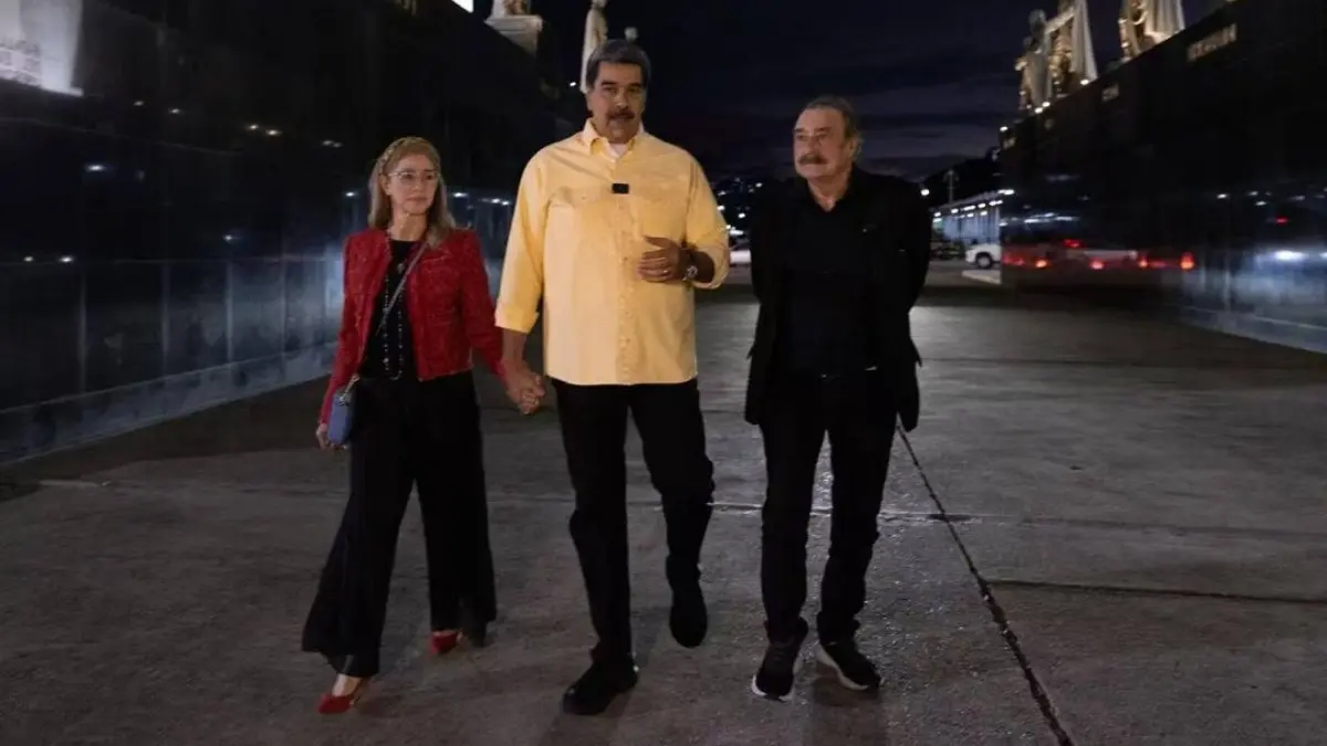Nicolás Maduro e a primeira-dama, Cilia Flores, caminham com o jornalista Ignacio Ramonet em Caracas