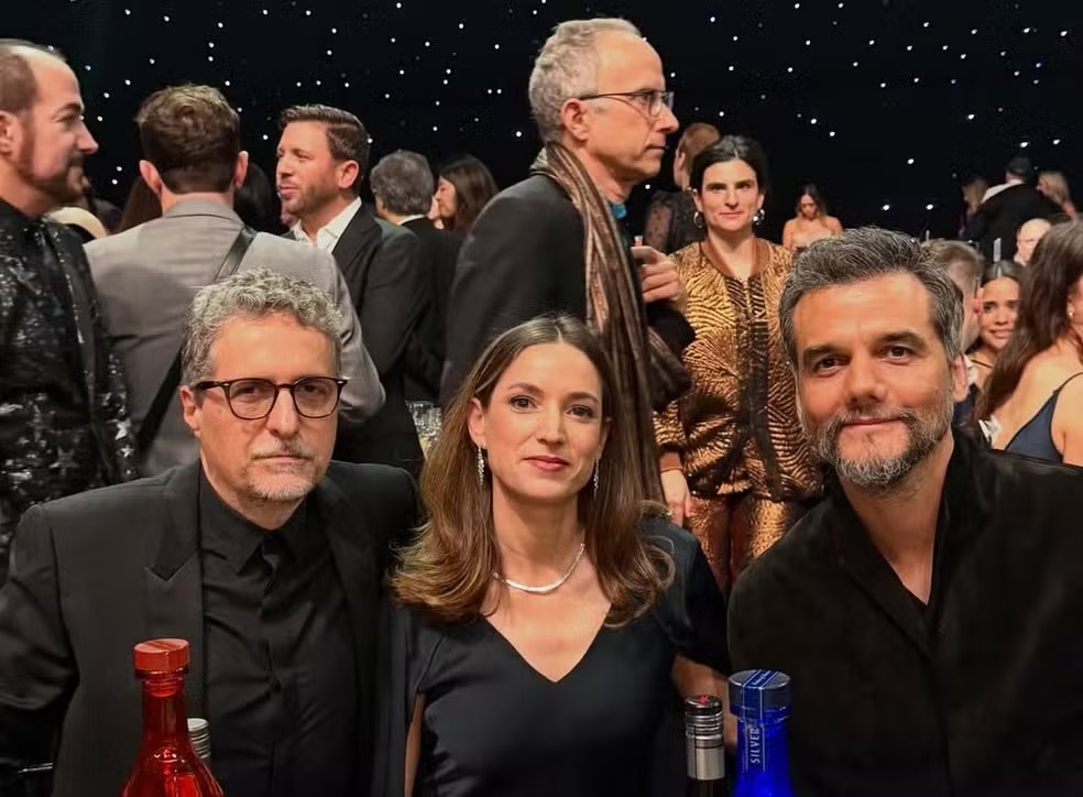 leber Mendonça Filho, Emilie Lesclaux e Wagner Moura no Critcs Choice Awards, nos EUA.