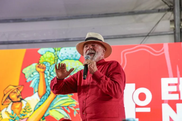 Lula condemns U.S. aggression against Venezuela and genocide in Gaza at MST rally