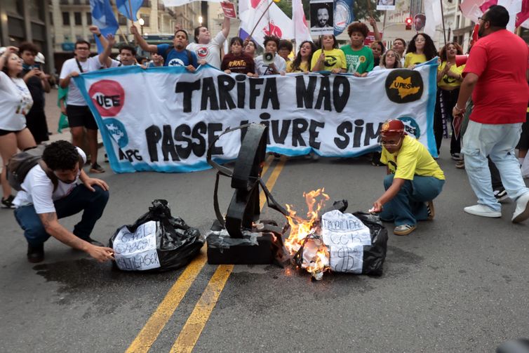 Movimento Passe Livre faz manifestação em frente a prefeitura, contra o reajuste das tarifas dos transportes em São Paulo. Foto: Paulo Pinto/Agência Brasil