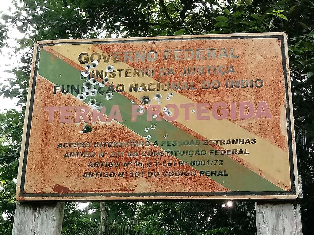 No primeiro mês do governo Bolsonaro, em janeiro de 2019, lideranças da TI Uru-Eu-Wau-Wau encontraram uma das placas identificação do território danificadas por tiros. Para os indígenas, foi um recado de invasores