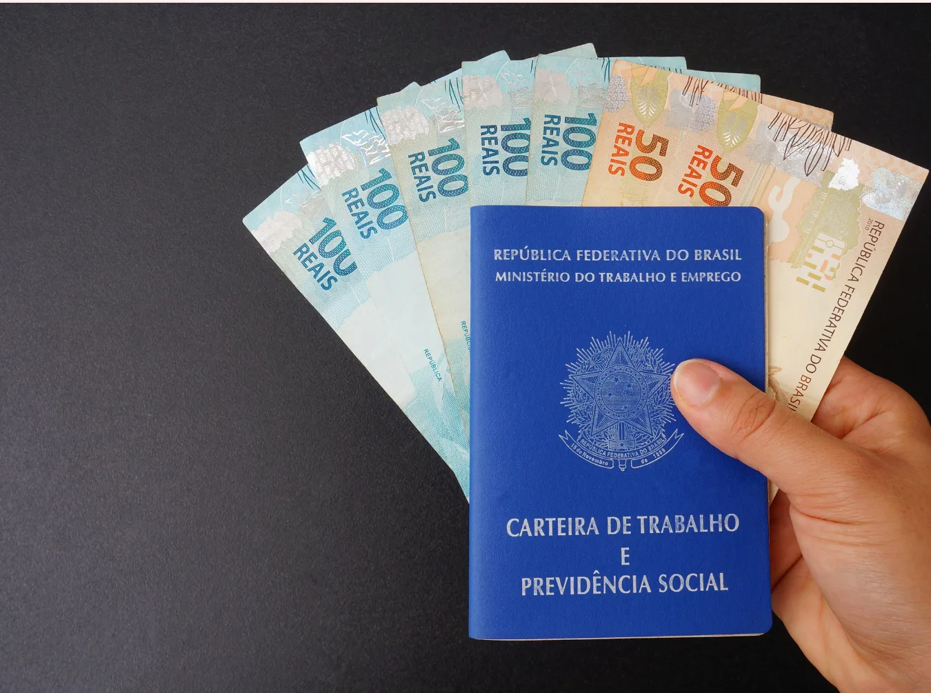Em 2026, o salário mínimo nacional foi estabelecido em cerca de R$ 1.621. Já nos estados que adotam o piso regional, os valores são mais altos e variam conforme a categoria profissional