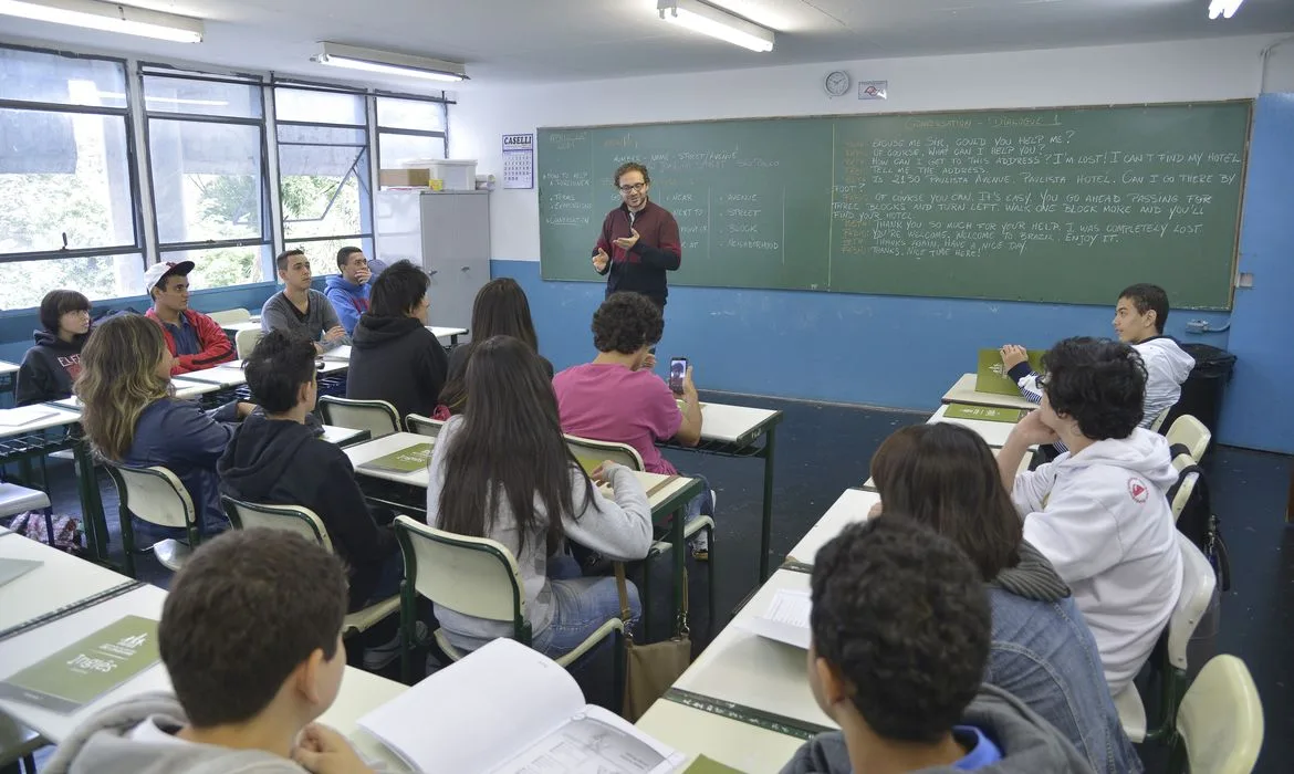 Alunos fazem curso extracurricular de inglês, em São Paulo