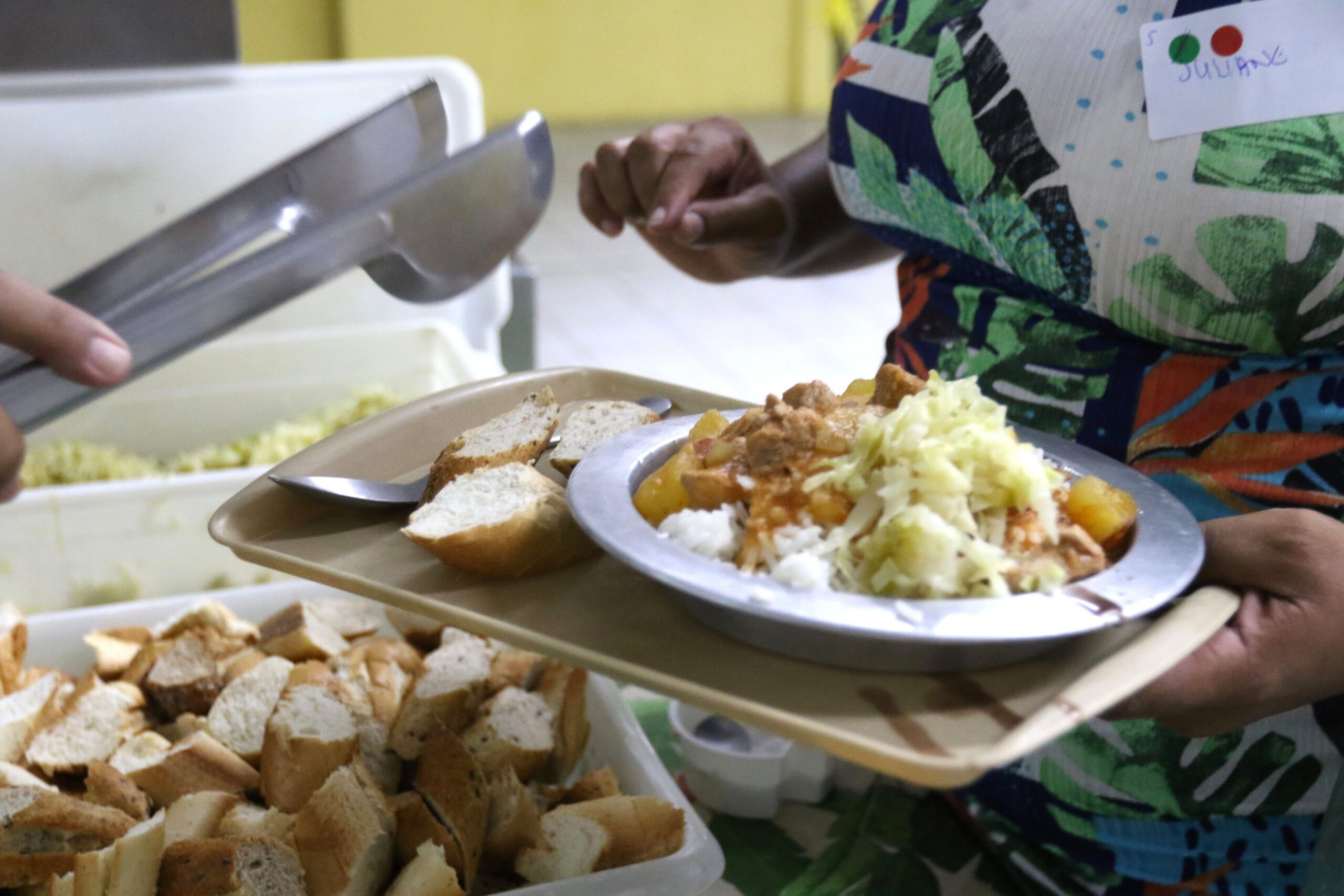 Mulher é servida em restaurante popular