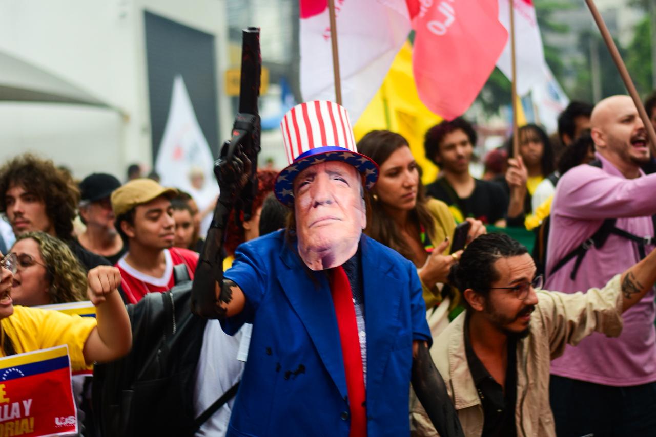 Manifestante simula Donald Trump com as mãos sujas de petróleo. Créditos: Elineudo Meira / @fotografia.75