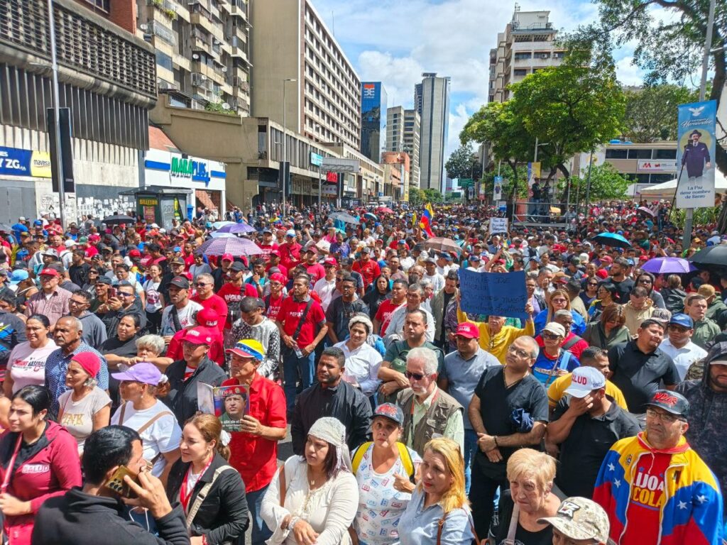 População venezuelana protesta em Caracas neste domingo (4) contra ação imperialista estadunidense