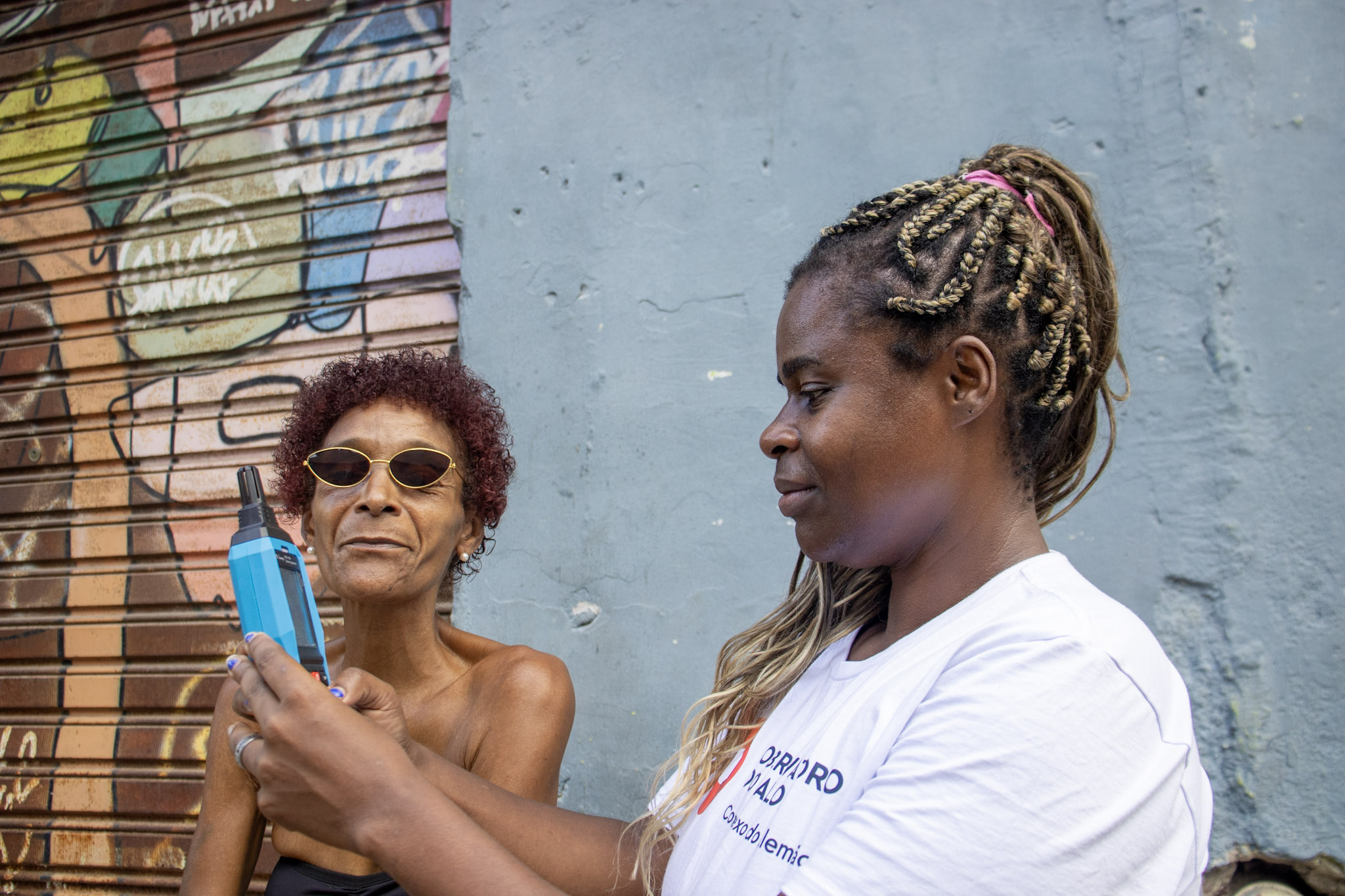 Integrante do Voz das Comunidades faz medição na rua