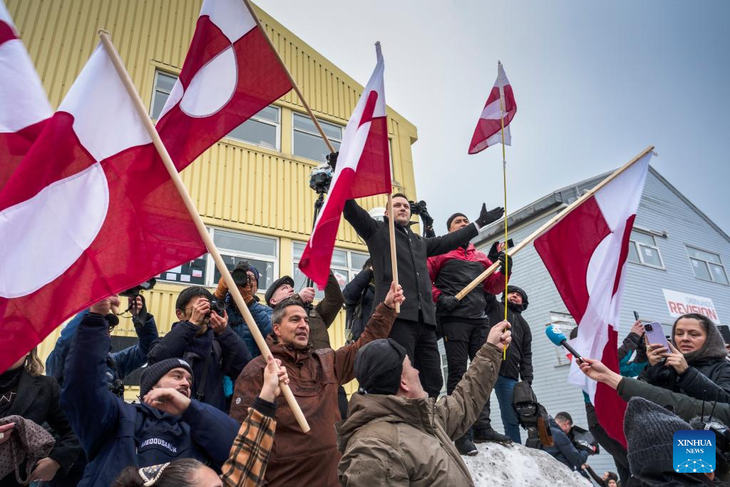 O primeiro-ministro da Groenlândia, Jens-Frederik Nielsen (à esquerda, na neve), participa de uma manifestação contra as ações e declarações dos EUA que sugerem controle sobre a Groenlândia em Nuuk, capital da Groenlândia, um território autônomo da Dinamarca, em 17 de janeiro de 2026.