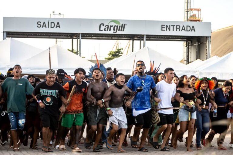Justiça suspende ordem para saída de indígenas que protestam no porto de Santarém (PA)