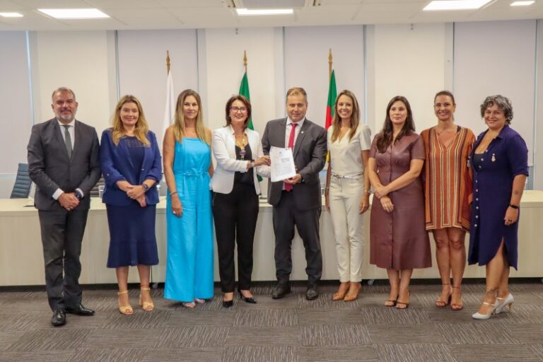 Defensoria e governo do RS firmam termo para atender filhos de vítimas de feminicídio
