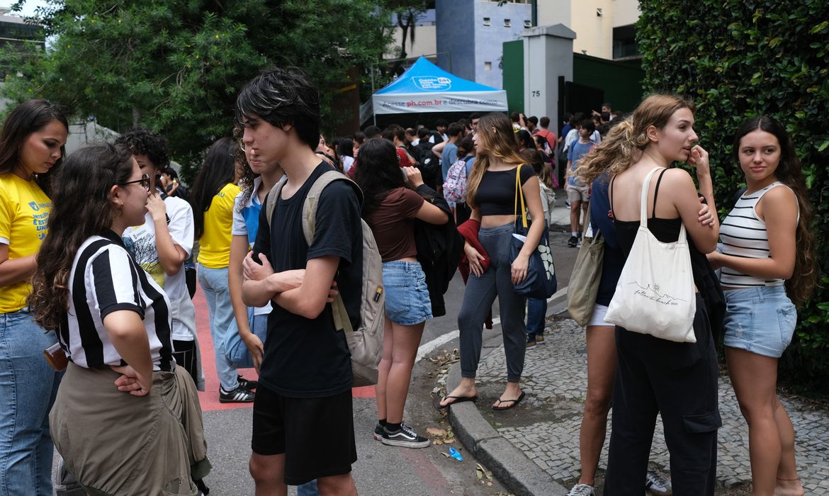 São elegíveis candidatos que obtiveram nota igual ou superior a 650 no Exame Nacional do Ensino Médio (Enem)