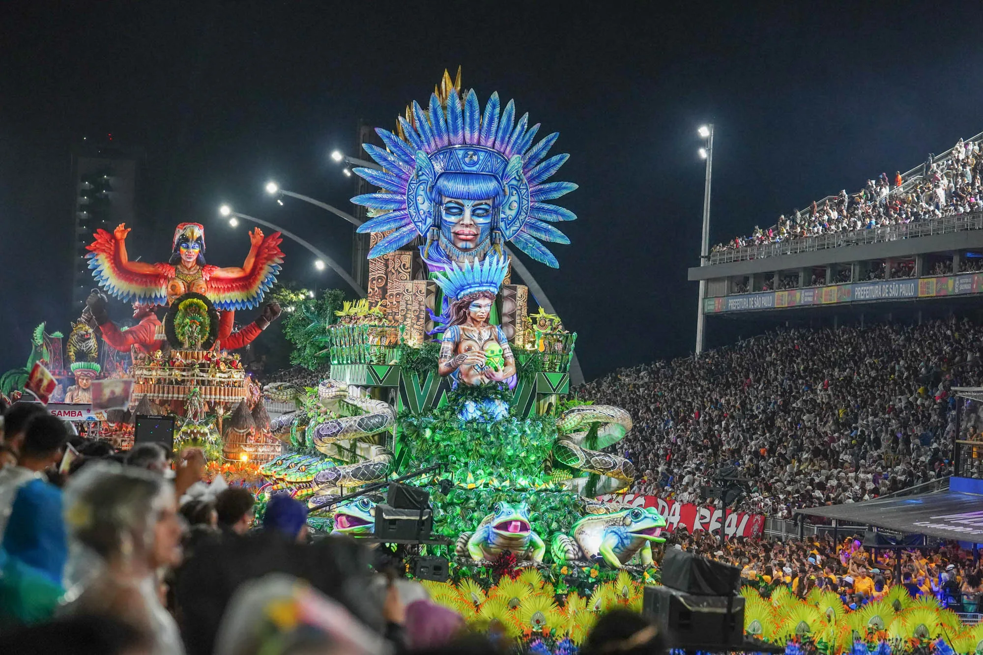 Desfile das campeãs em São Paulo tem arquibancadas cheias
