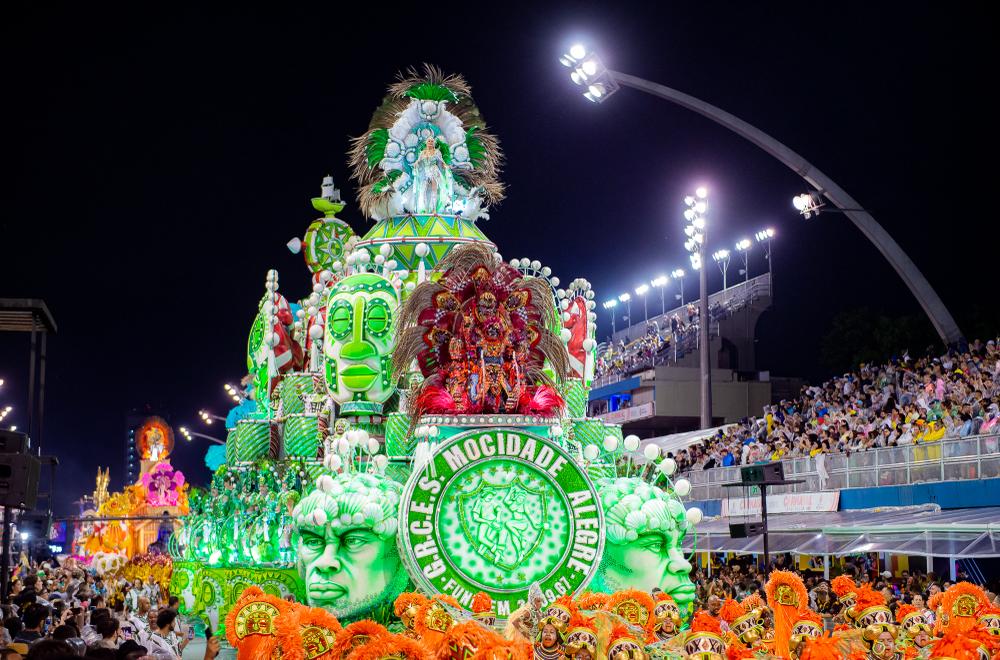 No total, 14 escolas de samba desfilam no Sambódromo do Anhembi
